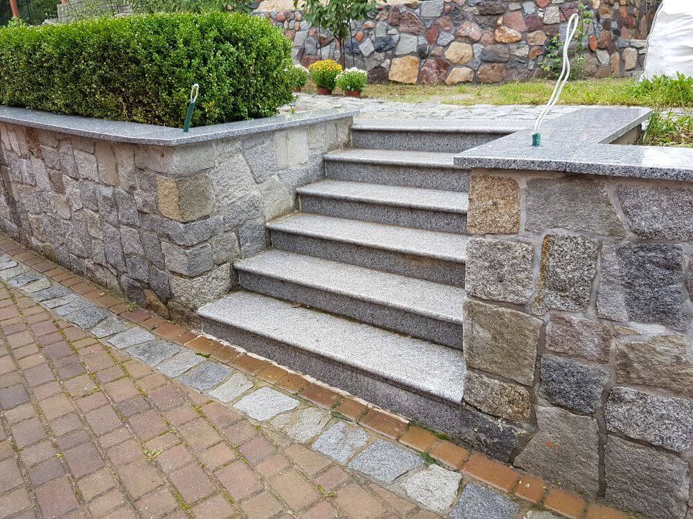 Schody granitowe w ogrodzie