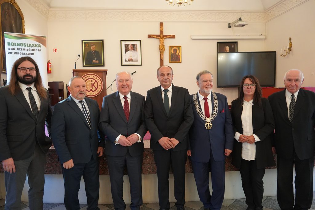 Święto Rzemiosła Dolnośląskiego. Na Zdjęciu: Michał Firlej, Zbigniew Rzucidło, Jan Klimek, Jan Łobodziec, Zbigniew Ładziński, Klaudia Matusiak, Stanisław Sitarz
